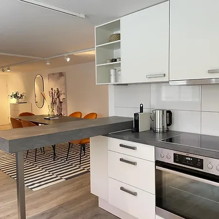 Geraeumige Stadt-wohnung - Mit Parkplatz Apartment